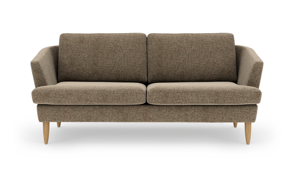 Brun to-personers sofa i stof med lyse træben, set forfra mod hvid baggrund.