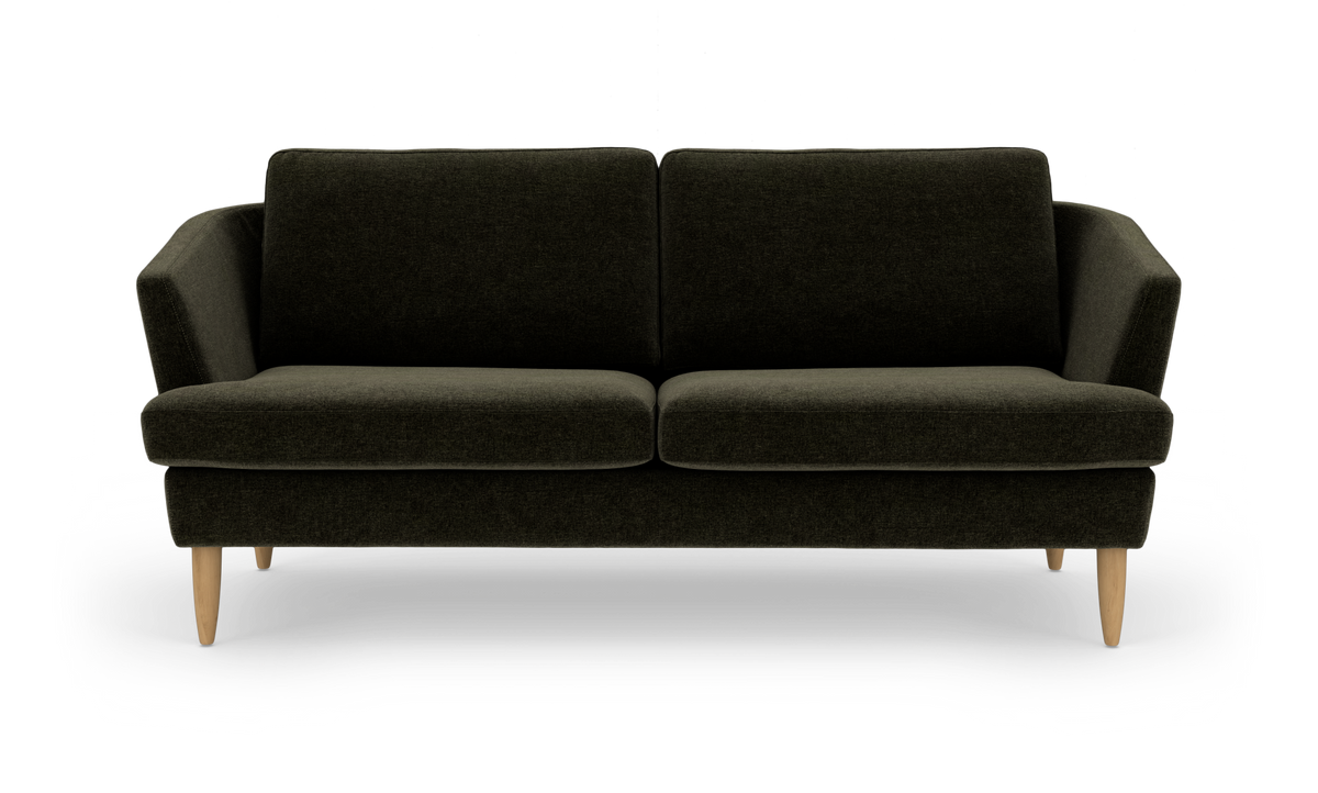 Mørkegrøn 2-personers sofa med træben set forfra.