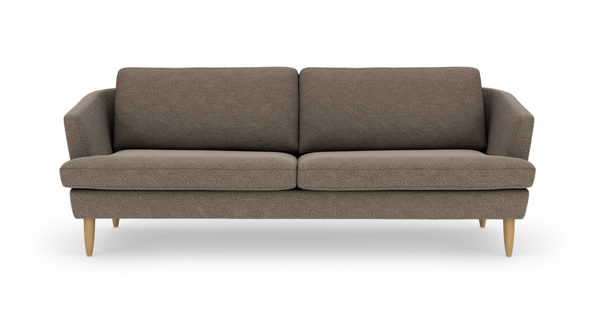 Brun 2-personers sofa med lyse træben på hvid baggrund.