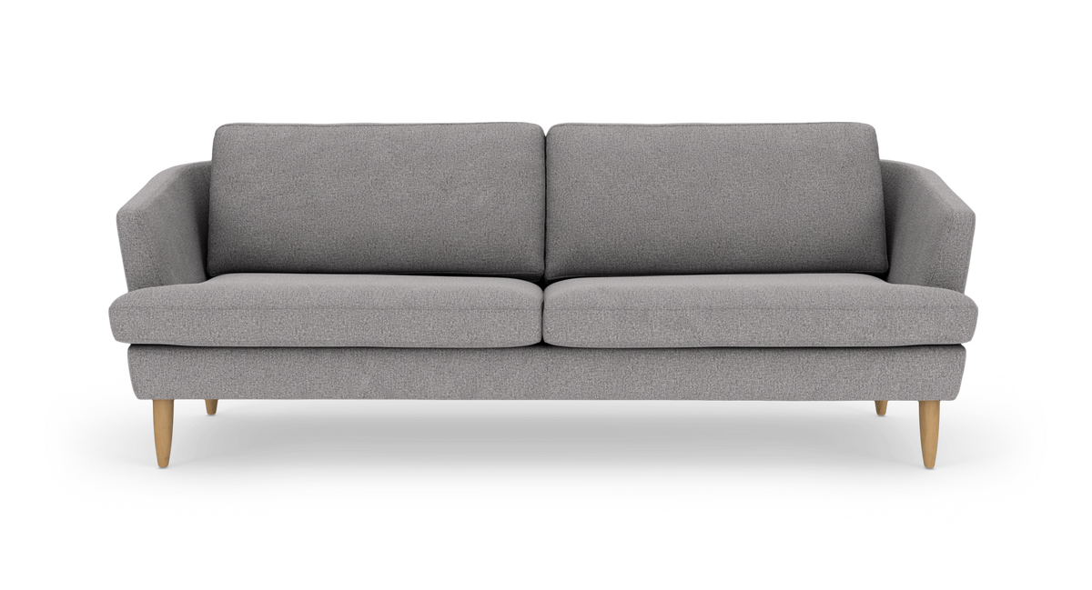 Grå 3-personers sofa med lyse træben, fotograferet forfra mod hvid baggrund.