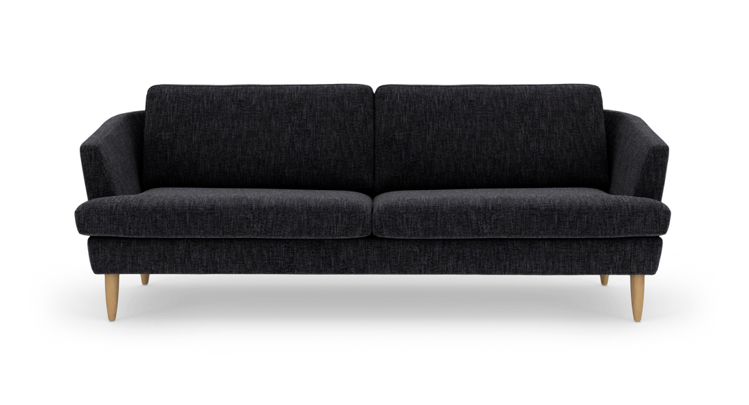Mørkegrå 3-personers sofas i stof med afrundede armlæn og koniske træben, set forfra på hvid baggrund.