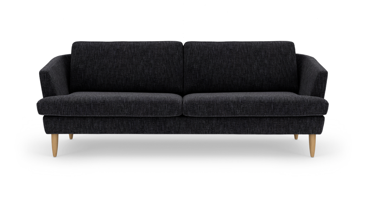 Mørkegrå 3-personers sofas i stof med afrundede armlæn og koniske træben, set forfra på hvid baggrund.