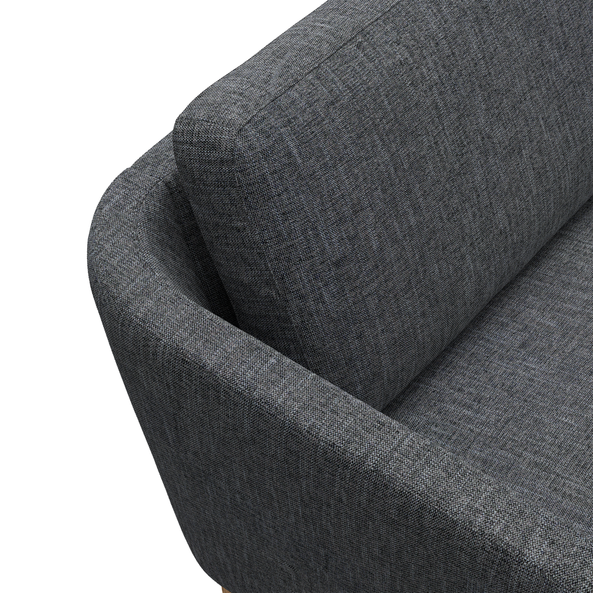 Nærbillede af mørkegrå stofsofa med afrundet armlæn og ryghynde.