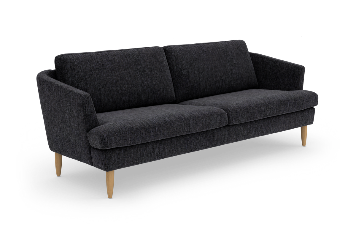 Mørkegrå 3-personers stofsofa med slanke, tilspidsede træben set i frontvinkel.