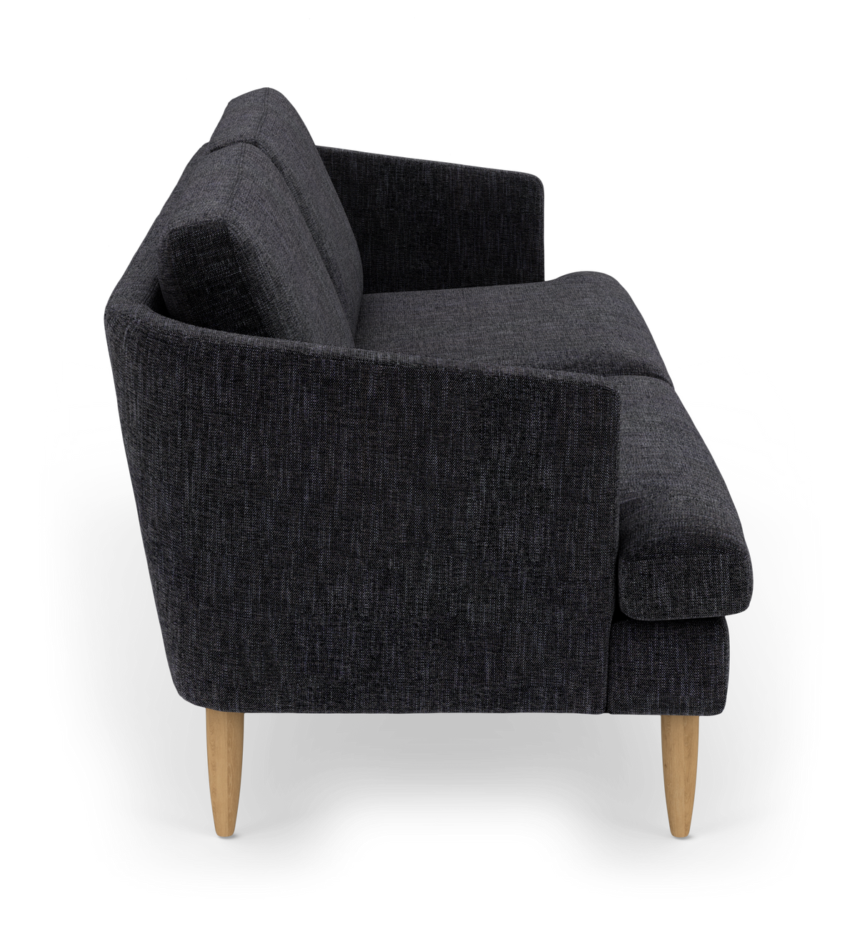 Mørkegrå stofsofa set fra siden med lyse, koniske træben.