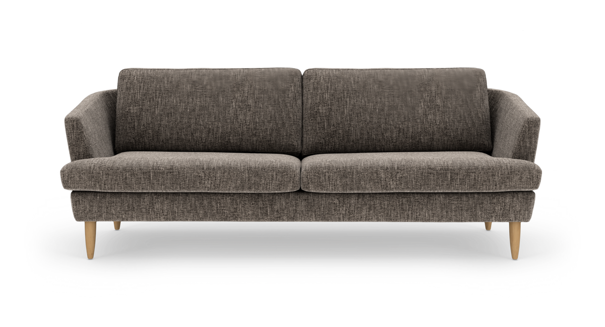 Grå stofsofa med træben, frontvisning mod hvid baggrund.