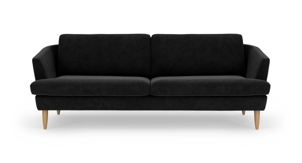 Sort tresæders sofa med træben i frontview, fritlagt på hvid baggrund.