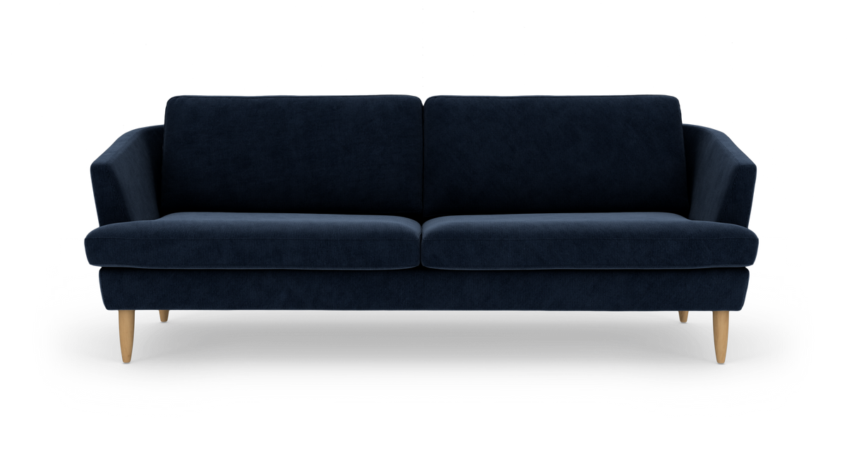 Mørkeblå sofa med lyse træben, set forfra mod hvid baggrund.