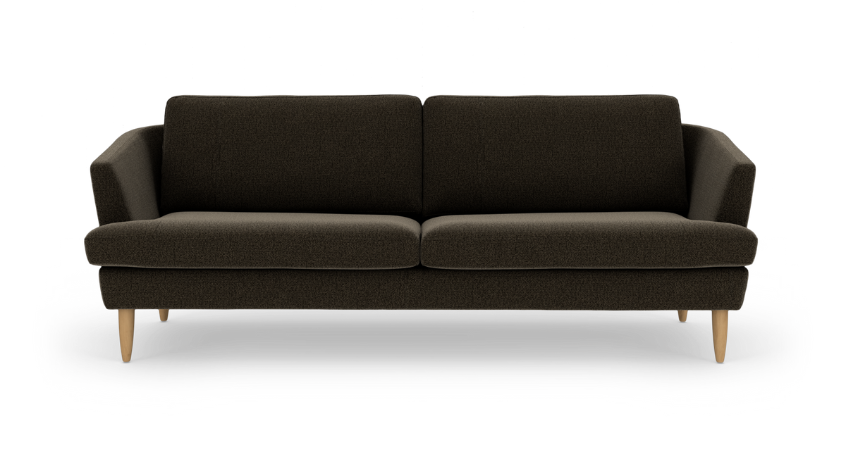 Mørkebrun 3-personers sofas i stof med koniske ben i lyst træ, set lige forfra på hvid baggrund.