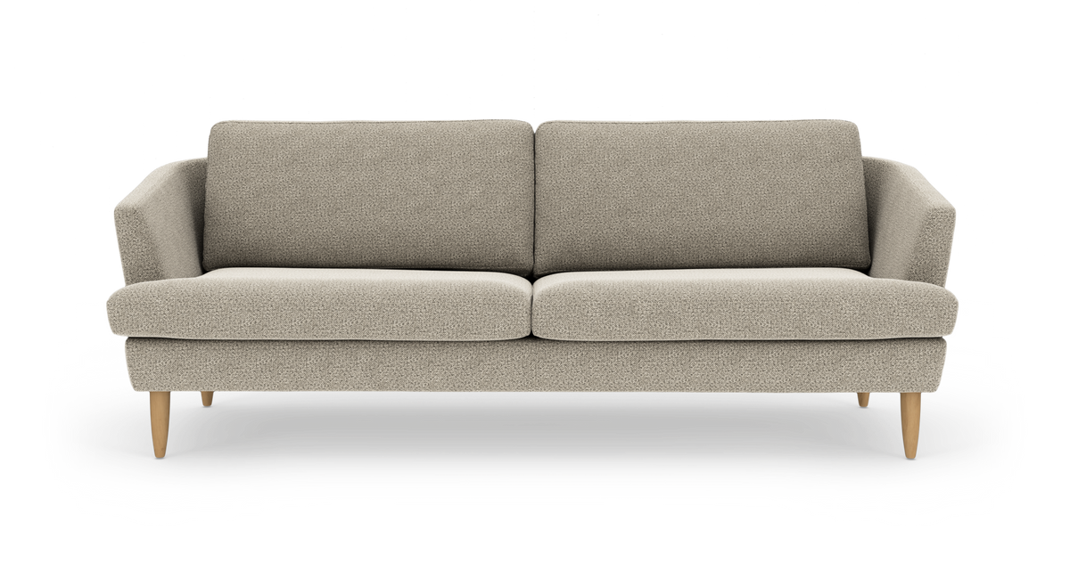Beigefarvet sofa med to sædehynder og træben, set lige forfra på hvid baggrund.