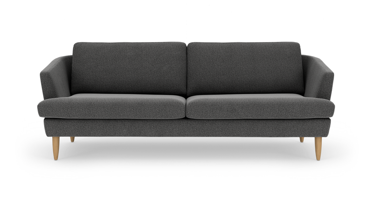 Mørkegrå 3-personers sofa med smalle armlæn og lyse træben, fotograferet forfra.