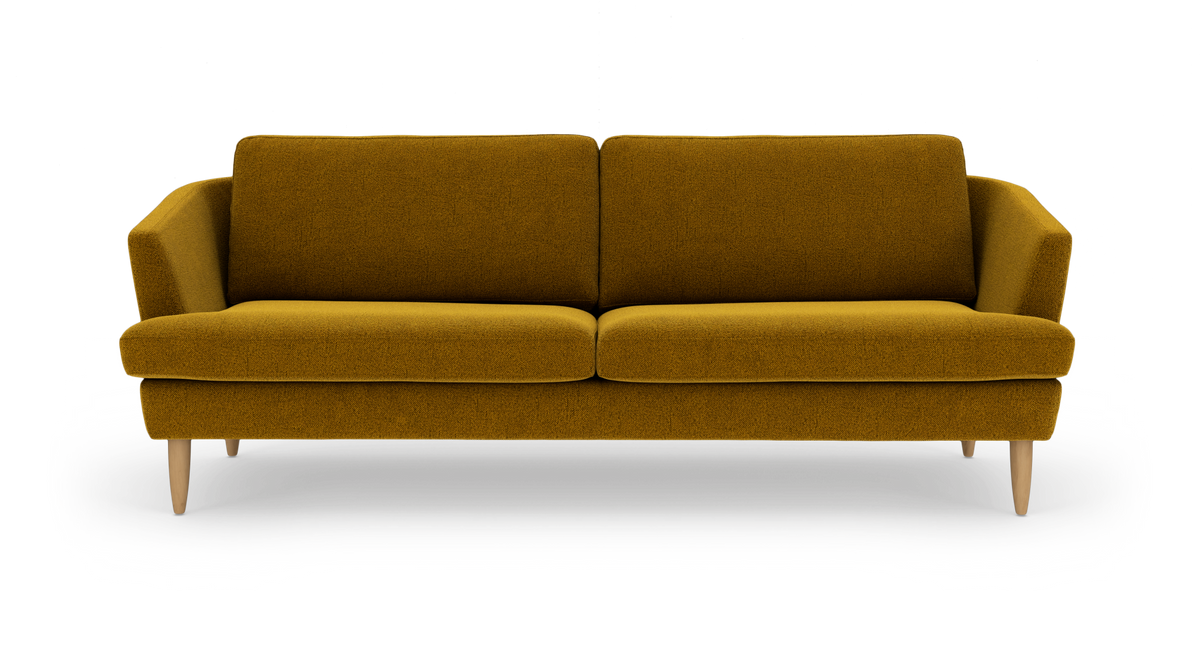 Sennepsgul 3-personers sofa med træben, frontvisning på hvid baggrund.