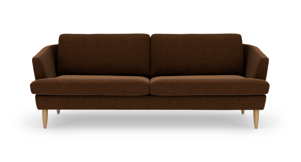 Brun tresæders stofsofa med to rygpuder, to sædepuder, afrundede armlæn og lyse træben på hvid baggrund.