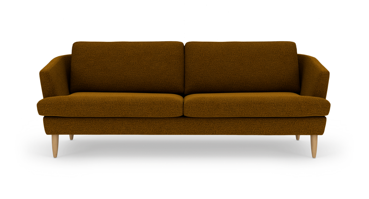 Okker/brun 3-personers sofa med blødt afrundede armlæn og lyse træben, centreret mod hvid baggrund.