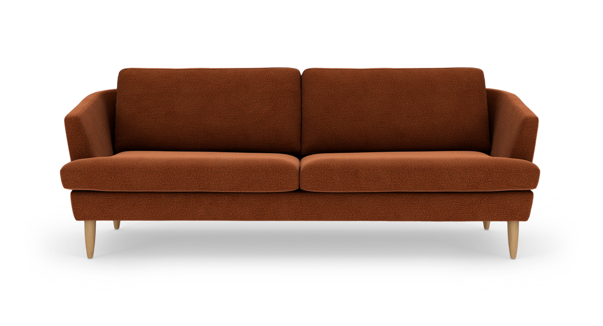 Rustfarvet stofsofa med træben, frilagt set direkte forfra.