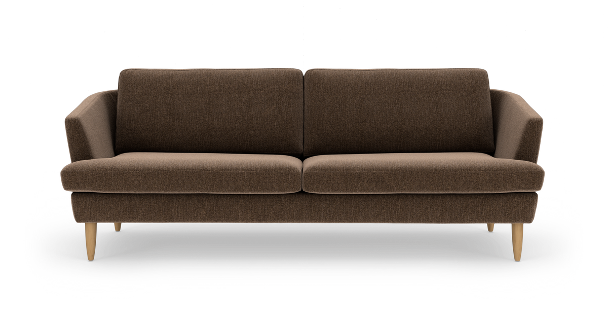 Brun stofsofa med lyse træben, frilagt på hvid baggrund.