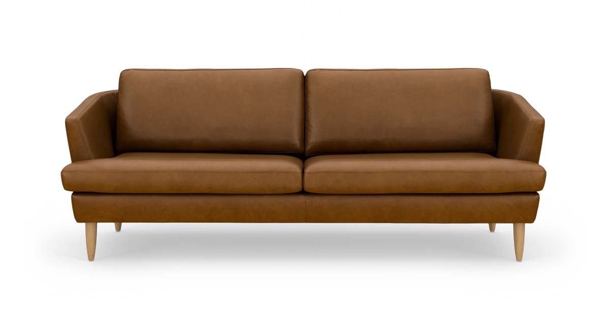 Brun lædersofa med lyse træben, fotograferet forfra på hvid baggrund.