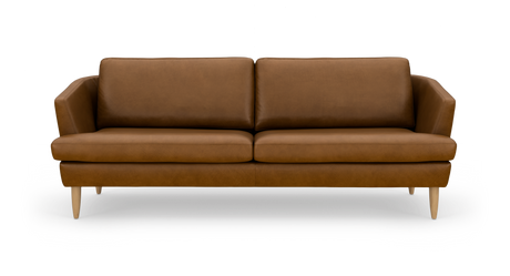 Brun lædersofa med lyse træben, fotograferet forfra på hvid baggrund.