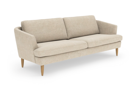 Beige 3-personers sofa i stof med slanke armlæn og koniske ben i lyst træ, fotograferet skråt forfra.