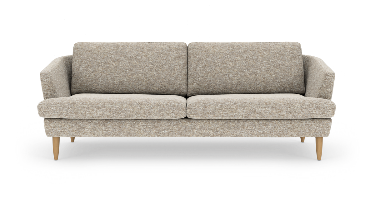Beige to-personers stofsofa med to sæde- og ryghynder og lyse, koniske træben, frontvisning.