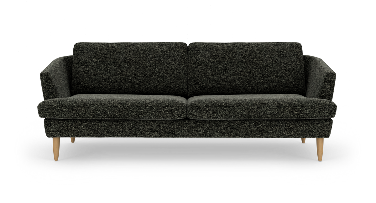 Mørkegrå 3‑personers sofa med lyse træben i frontvisning, frilagt på hvid baggrund.