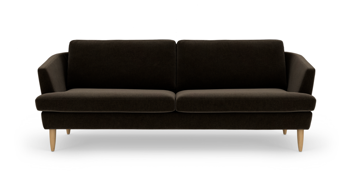 Mørkebrun 3-personers sofa med rene linjer og lyse træben, frilagt på hvid baggrund.