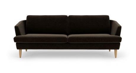 Mørkebrun 3-personers sofa med rene linjer og lyse træben, frilagt på hvid baggrund.