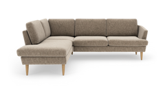 Beige L‑formet hjørnesofa med træben, frilagt på hvid baggrund.