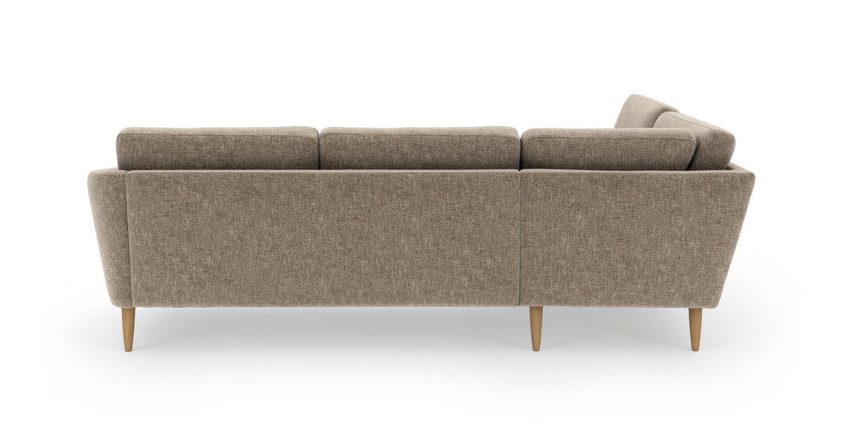 Beige tresæders stofsofa med træben, set bagfra på hvid baggrund.