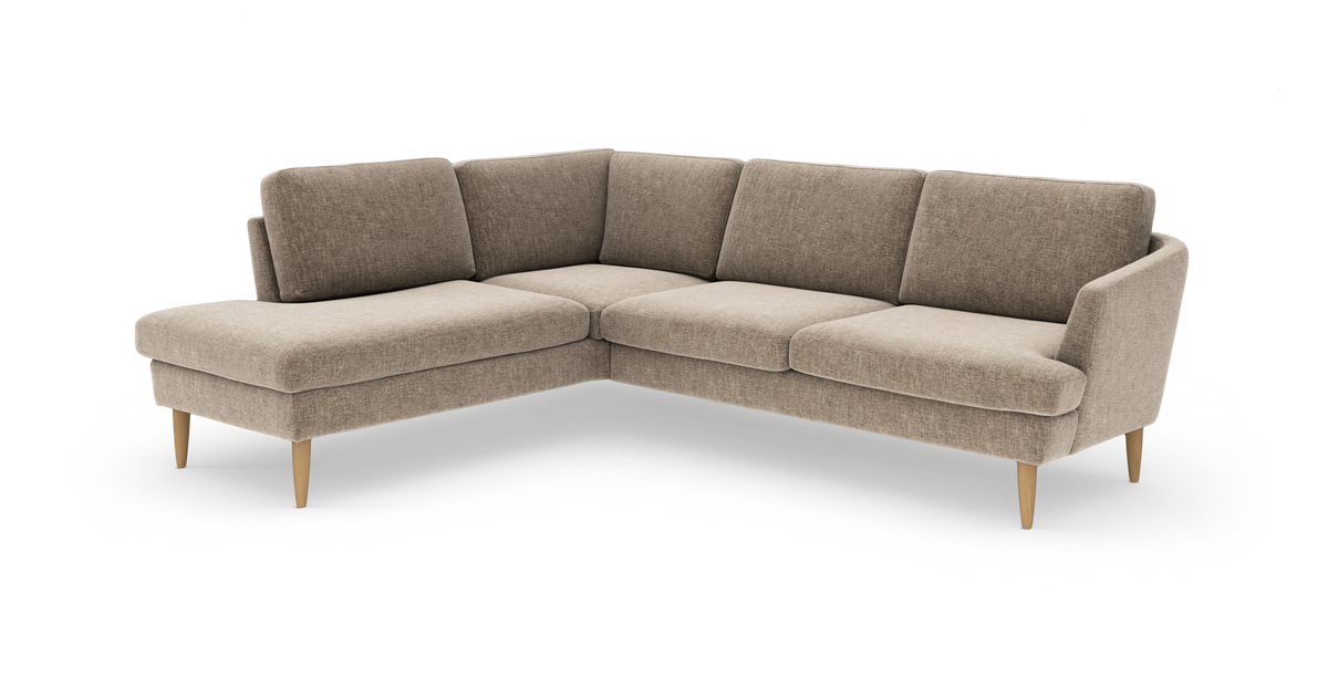 Beige L‑formet modulsofa i stof med lyse træben, produktfoto på hvid baggrund.