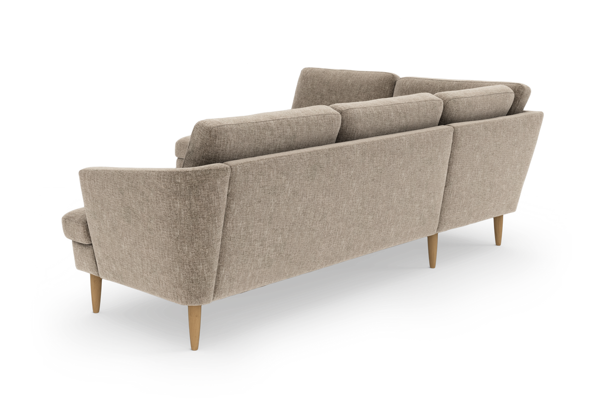 Beige tresæders sofa i stof med træben set skråt bagfra på hvid baggrund.