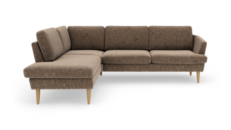 Brun L-formet hjørnesofa i stof med træben, frilagt på hvid baggrund.