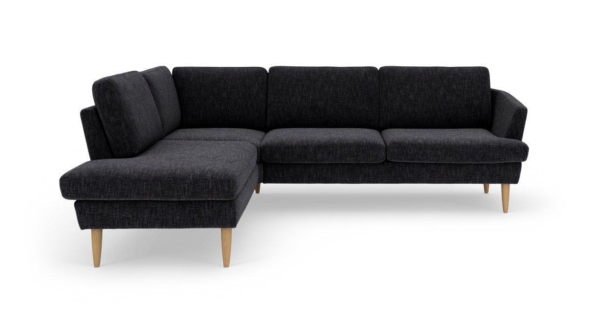 Mørkegrå hjørnesofa i stof med venstrevendt chaiselong og lyse koniske træben.
