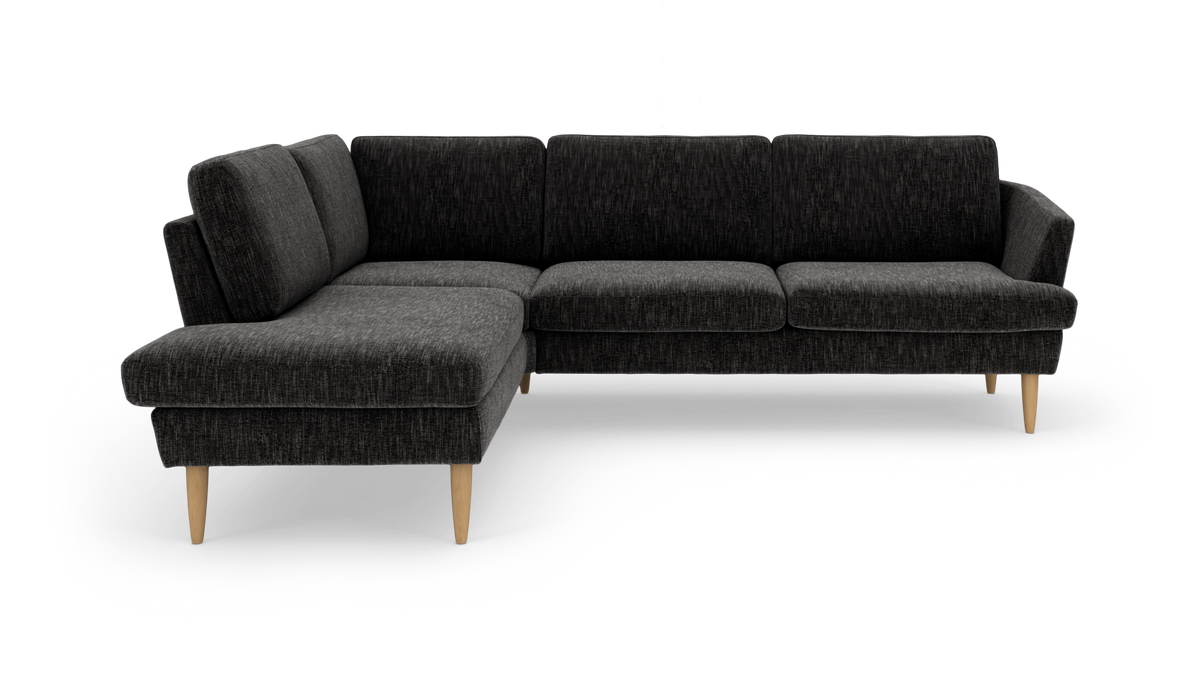 Mørkegrå hjørnesofa med venstrevendt chaiselong og lyse træben, frilagt på hvid baggrund.