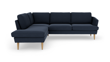 Mørkeblå hjørnesofa i stof med venstrevendt chaiselong og lyse træben.