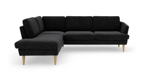 Sort L‑sofa med chaiselong til venstre og lyse træben, enkel og moderne.