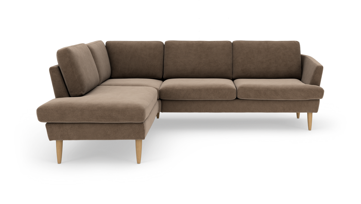 Brun L‑formet modulsofa med chaiselong til venstre og træben, frilagt mod hvid baggrund.