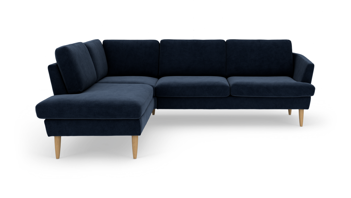 Mørkeblå L‑sofa med venstrevendt chaiselong og lyse træben.