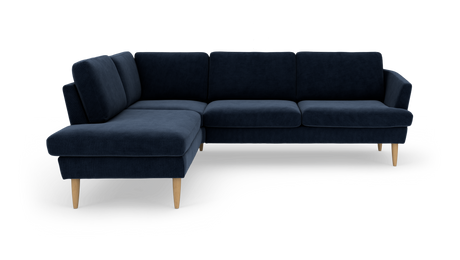 Mørkeblå L‑sofa med venstrevendt chaiselong og lyse træben.