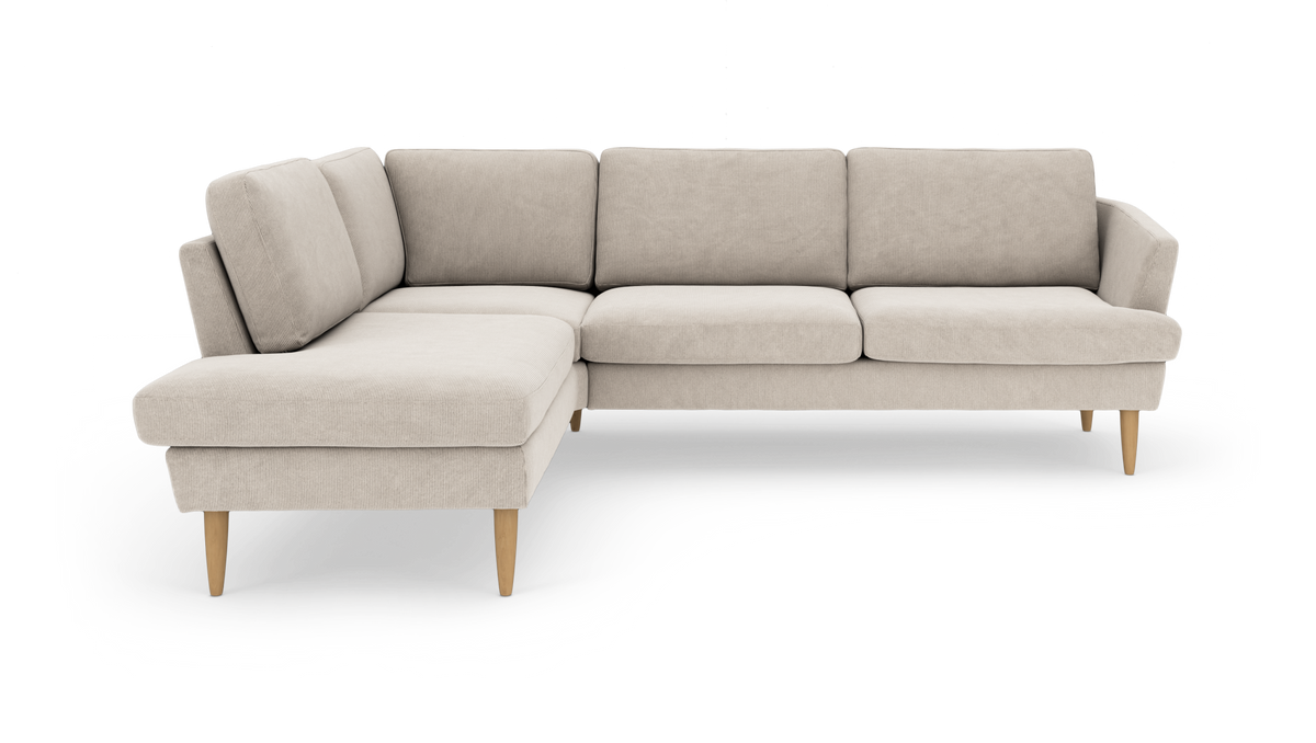 Beige hjørnesofa med venstrevendt chaiselong på træben i moderne skandinavisk stil, frilagt på hvid baggrund.