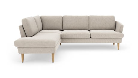 Beige hjørnesofa med venstrevendt chaiselong på træben i moderne skandinavisk stil, frilagt på hvid baggrund.