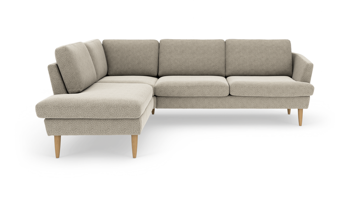 Beigefarvet L‑sofa med chaiselong og træben, frilagt på hvid baggrund.