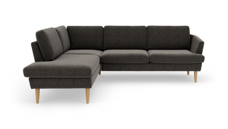 Mørkegrå L‑formet hjørnesofa med venstrevendt chaiselong og koniske træben, frilagt på hvid baggrund.