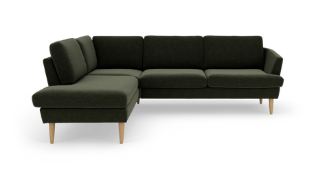 Mørkegrøn hjørnesofa med venstre chaiselong og lyse træben, frilagt på hvid baggrund.