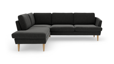 Mørkegrå L‑formet hjørnesofa i stof med venstrevendt chaiselong og koniske træben, frilagt på hvid baggrund.