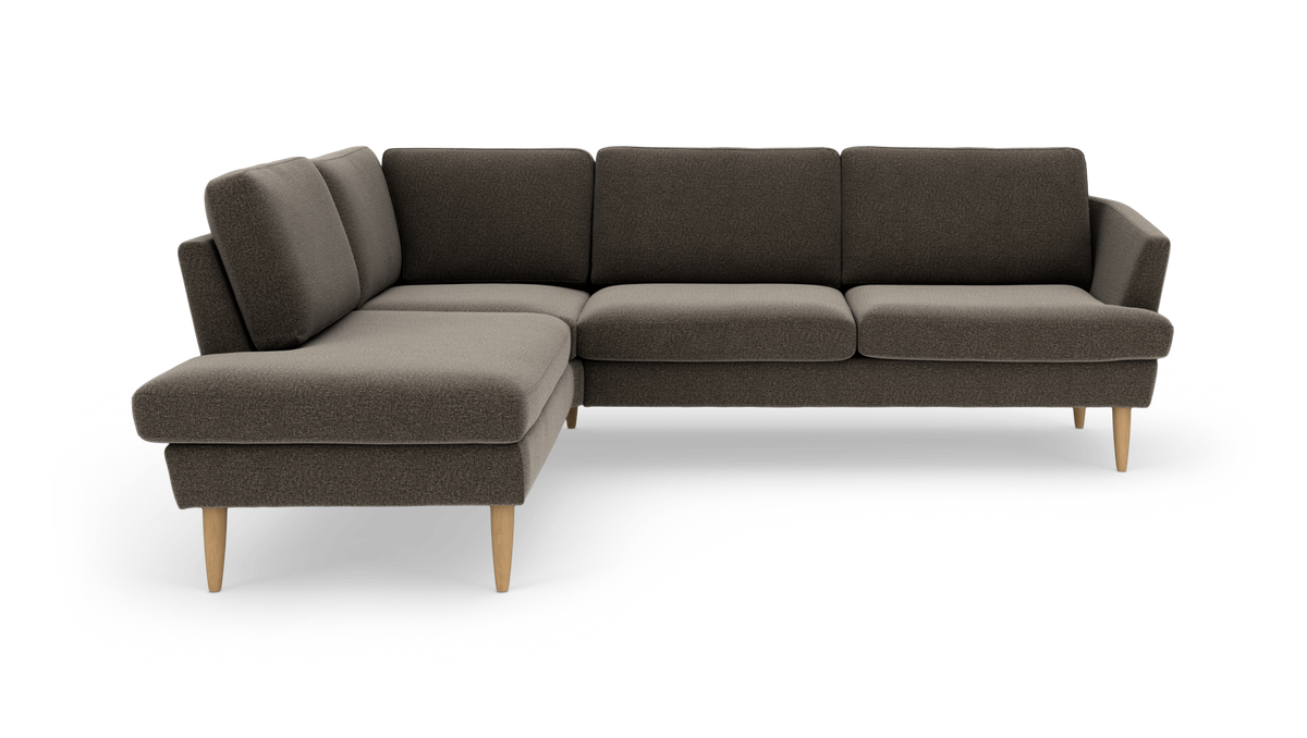 Mørkegrå L‑sofa med venstrevendt chaiselong og træben, frilagt på hvid baggrund.