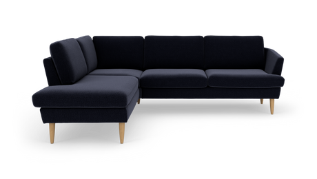 Mørkeblå L‑sofa i stof med træben, frilagt på hvid baggrund.