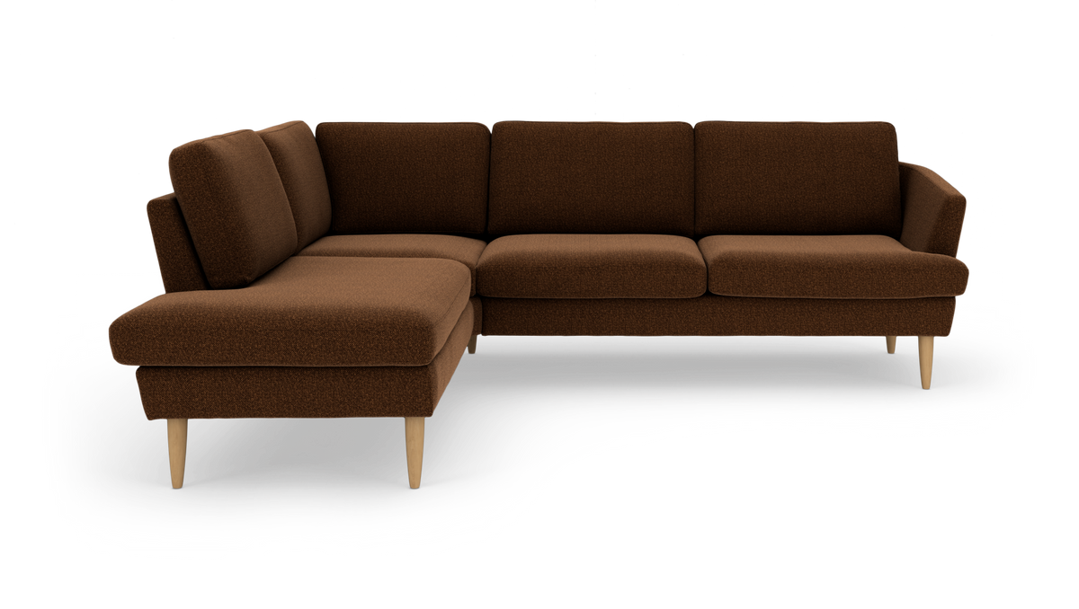 Brun L‑formet hjørnesofa med venstre chaiselong og lyse træben, fritlagt på hvid baggrund.