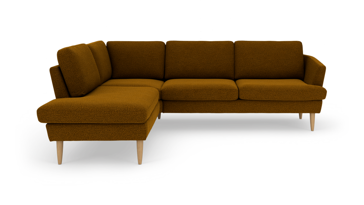 Sennepsgul hjørnesofa med venstrevendt chaiselong, stofbetræk og lyse træben, fritlagt produktfoto.