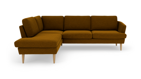 Sennepsgul hjørnesofa med venstrevendt chaiselong, stofbetræk og lyse træben, fritlagt produktfoto.